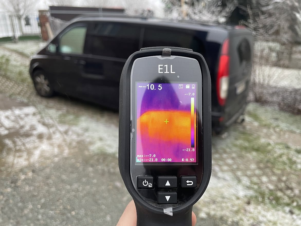 Termokamera: auto s nasazenými termoclonami, teplo zůstává uvnitř