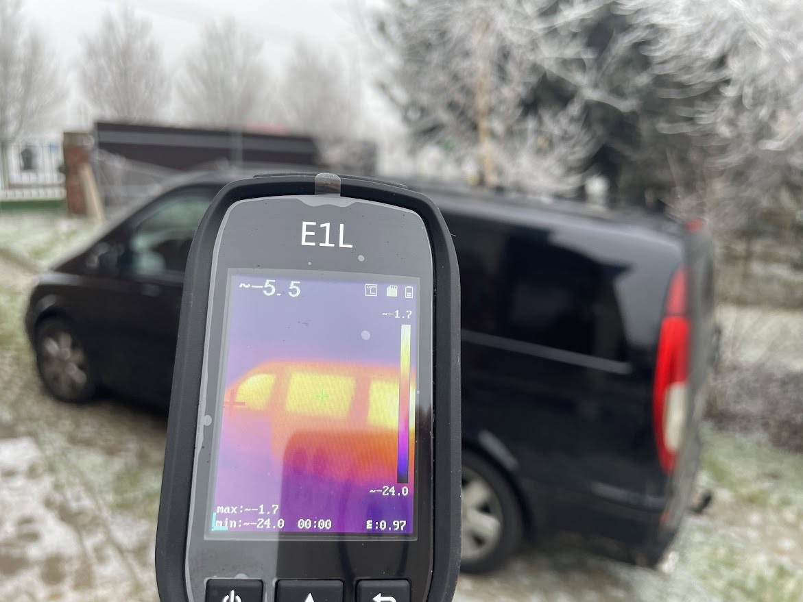 Termokamera: auto bez termoclon, okny uniká teplo